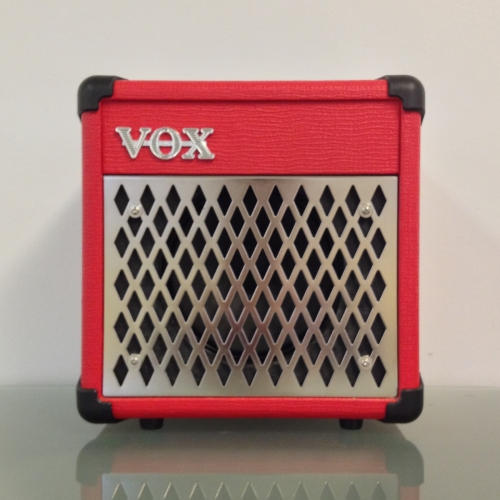 VOX DA5 MAINS / BATTERY PORTABLE DIGITAL AMP - IN RARE AND SOUGHT AFTER RED