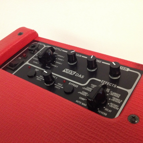 VOX DA5 MAINS / BATTERY PORTABLE DIGITAL AMP - IN RARE AND SOUGHT AFTER RED