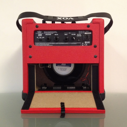 VOX DA5 MAINS / BATTERY PORTABLE DIGITAL AMP - IN RARE AND SOUGHT AFTER RED